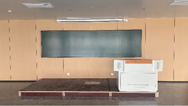 一塊黑板裝不上的背后，是100間教室100種墻